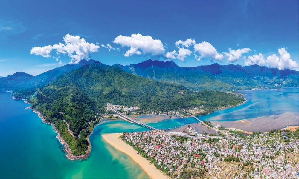 Lang Co Beach is located in Phu Loc District, Thua Thien Hue Province, in Central Vietnam